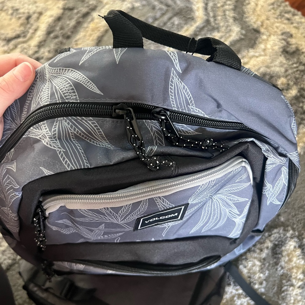 Volcom Black and Gray Leaf Pattern Backpack NWT - image 4